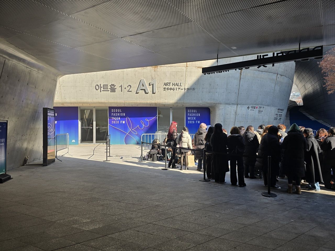 一目見ようと早くから集まるファンたち