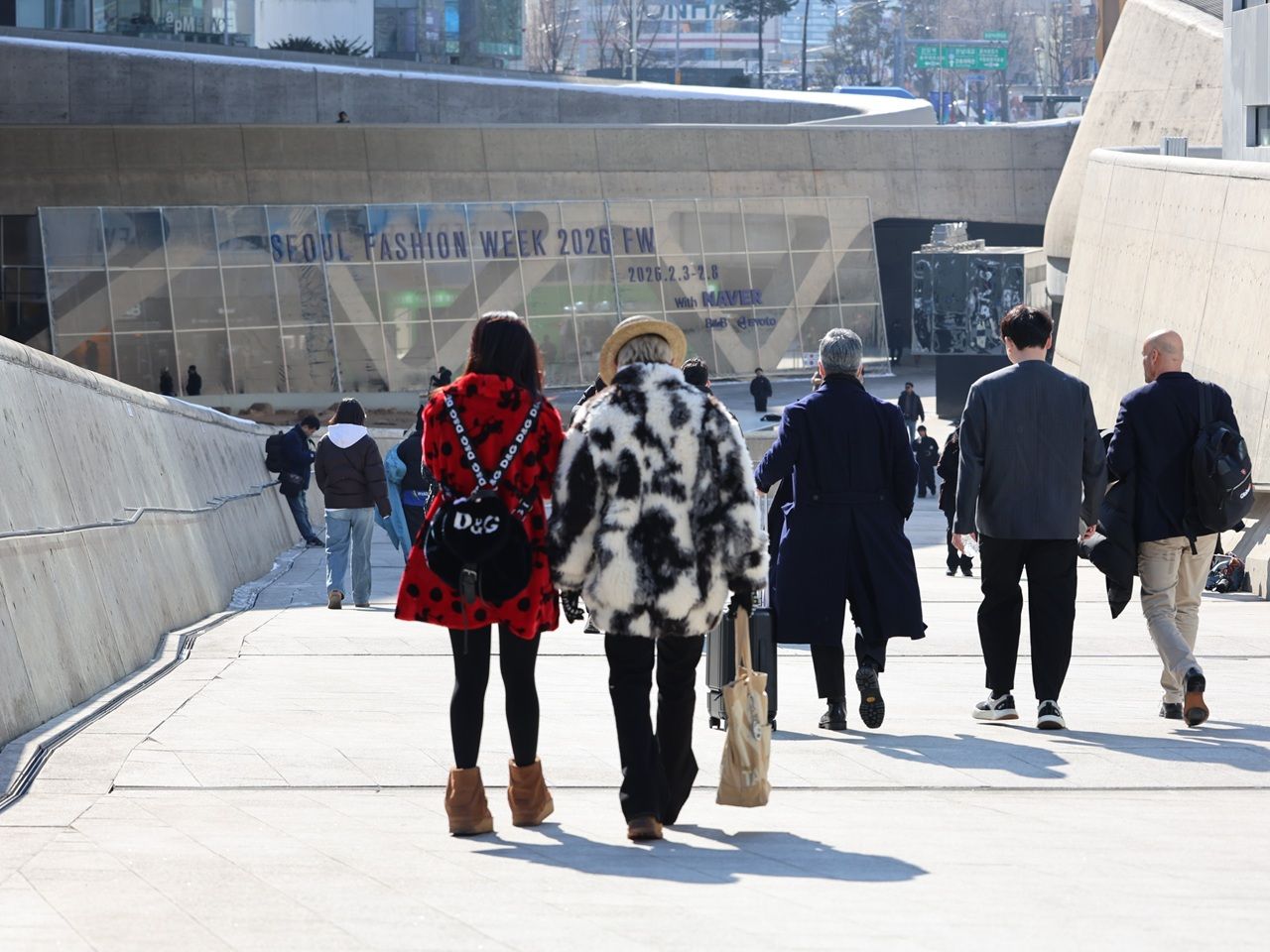 ファッション関係者が続々とDDPへ向かう