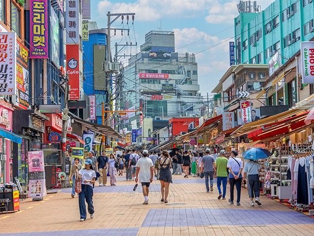 「弘大」は多くの飲食店やショップが立ち並び、観光に最適