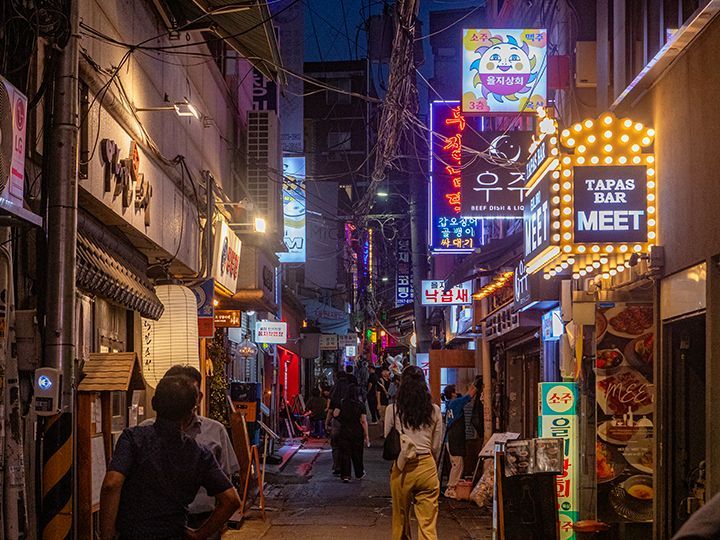 古い町並みと新しい町並みが混在したディープな街「乙支路」