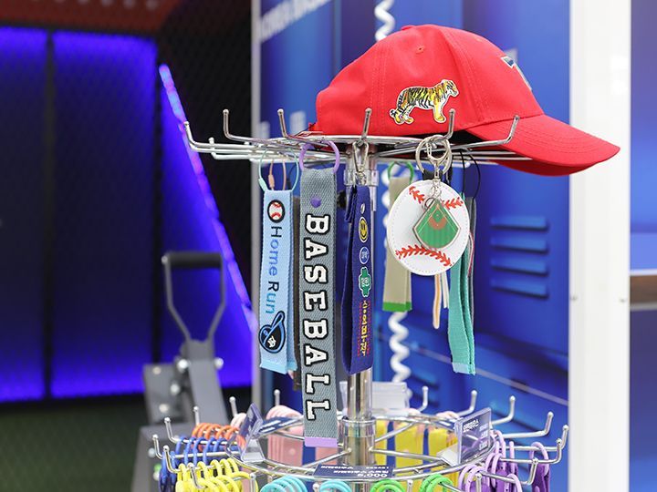 「KBO STORE」ではゼッケンマーキング、ワッペンサービスなどもある。