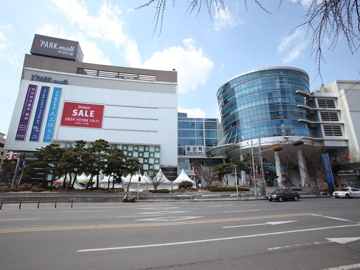 「龍山駅」周辺には大型複合施設「アイパークモール 龍山」があり買い物に最適