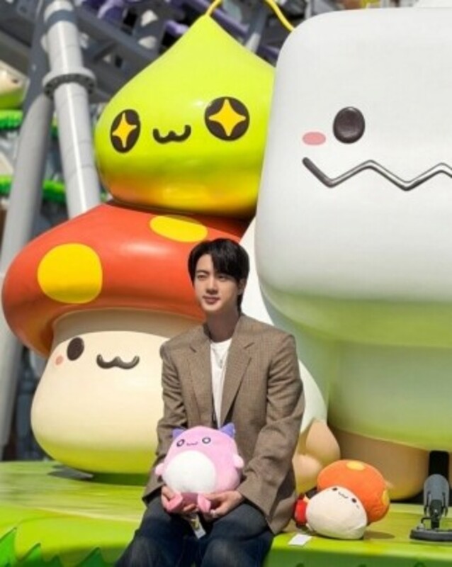 BTSジン、ソウル・ロッテワールドのメイプルアイランドへ…ピンクビーン