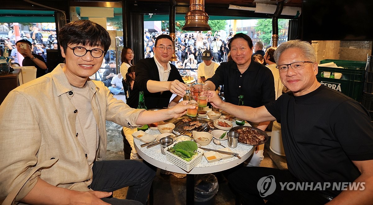 エヌビディアCEOと韓国財界人が「サムギョプサル会合」 店外は人だかり