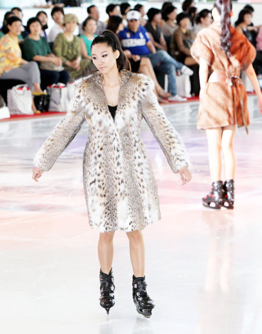 氷上の毛皮ファッションショー の写真 韓国ソウルの社会 文化ニュース 韓国旅行 コネスト
