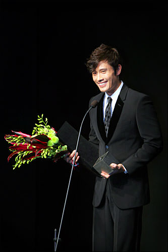 イ・ビョンホン氏が最優秀国内著名人を授賞