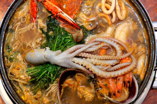 昼食は海鮮鍋(イメージ)