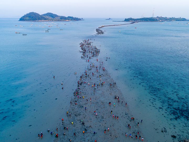 珍島神秘の海割れ祭り 写真提供： 韓国観光公社