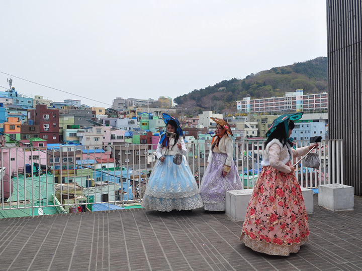 童話の中のようなカラフルな景色をバックに自撮りも！