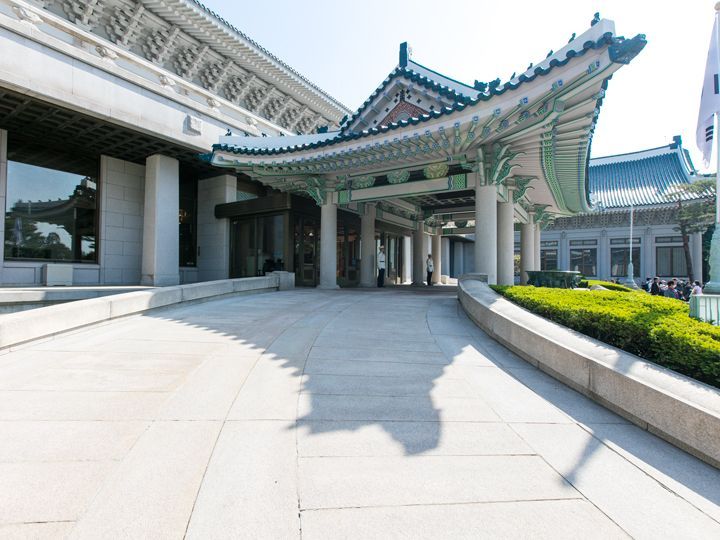 青瓦台本館入口