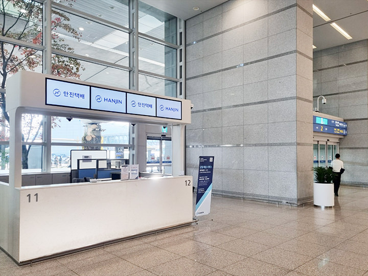 第１ターミナル １階(到着フロア) 東側 ２番ゲート付近 「HANJIN」カウンター (空港→ホテル間のみ対応)