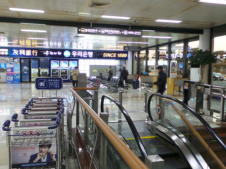 金浦国際空港１階「ウリ銀行」前、地下１階に下りるエスカレーター