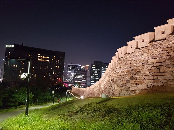 「白凡広場」付近の「ソウル城郭(漢陽都城)」