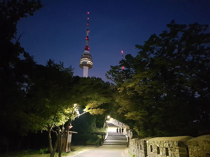 「白凡広場」付近の「ソウル城郭(漢陽都城)」