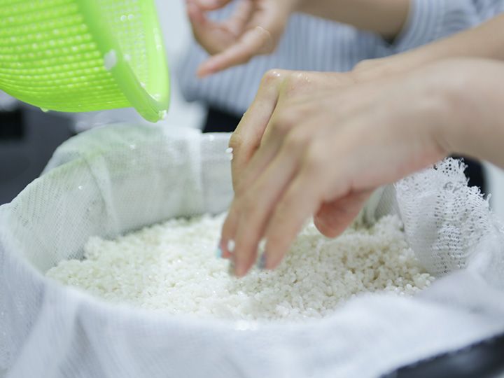 原料となるお米を蒸す作業から体験