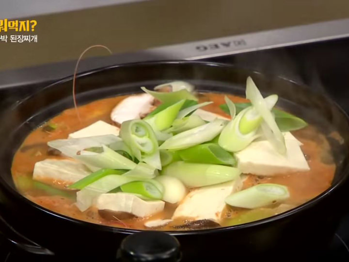 5. 火が通ったら、きのこと豆腐、長ネギ、青唐辛子、刻みニンニクを入れる