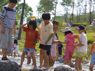 夏には子どもたちのかっこうの水遊び場に