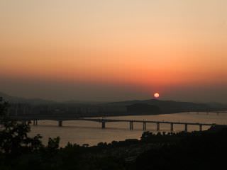 漢江と夕陽の風景が美しい「ノウル公園」