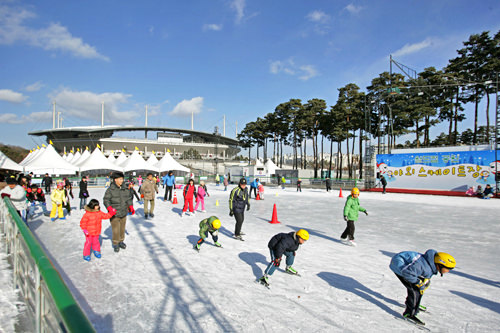 冬はスケートリンクが設けられることも ※年度により異なる
