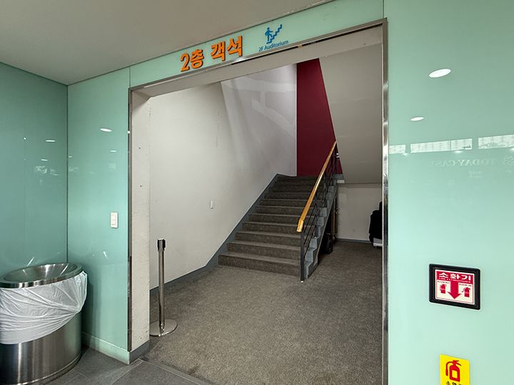2階席へ上がる階段