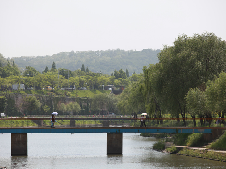 盤浦漢江公園から小さな橋で繋がっている