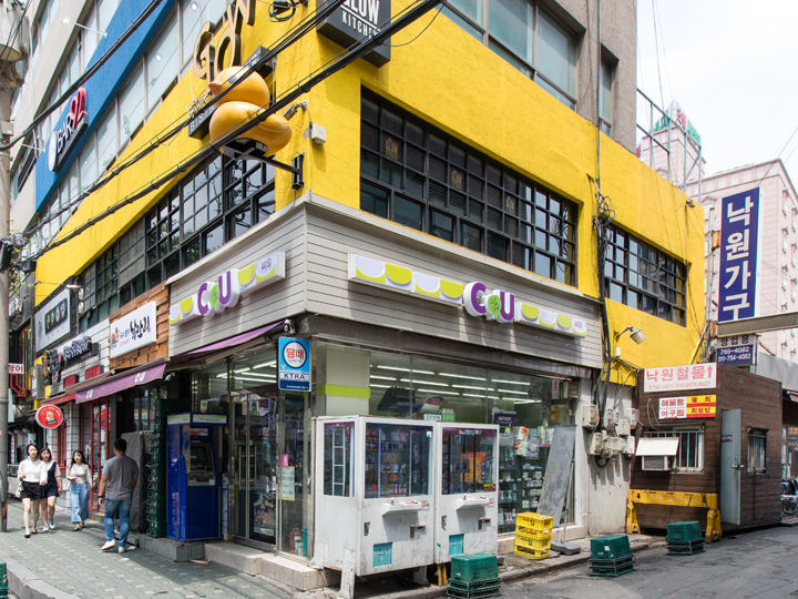 コンビニ「CU」の隣の路地を進めば「益善洞韓屋村」へ到着