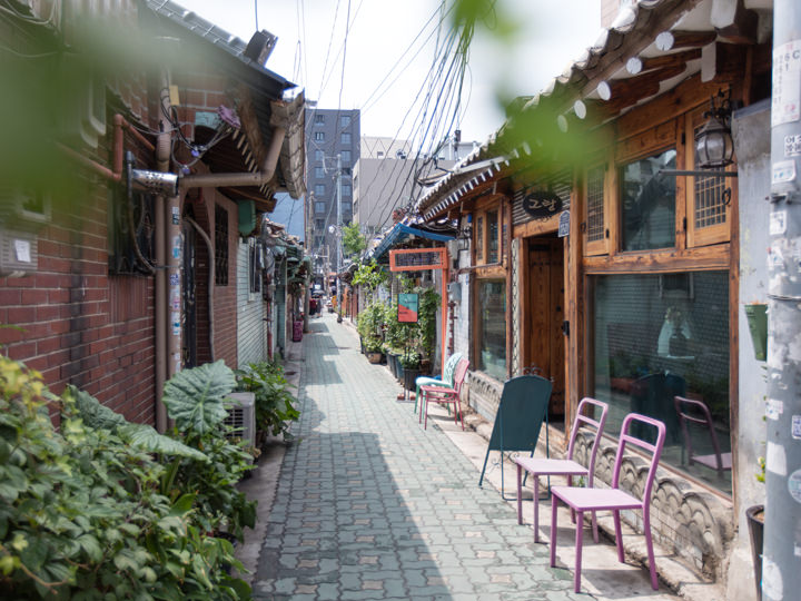 南北に伸びる細い路地３本が「益善洞韓屋村」です。