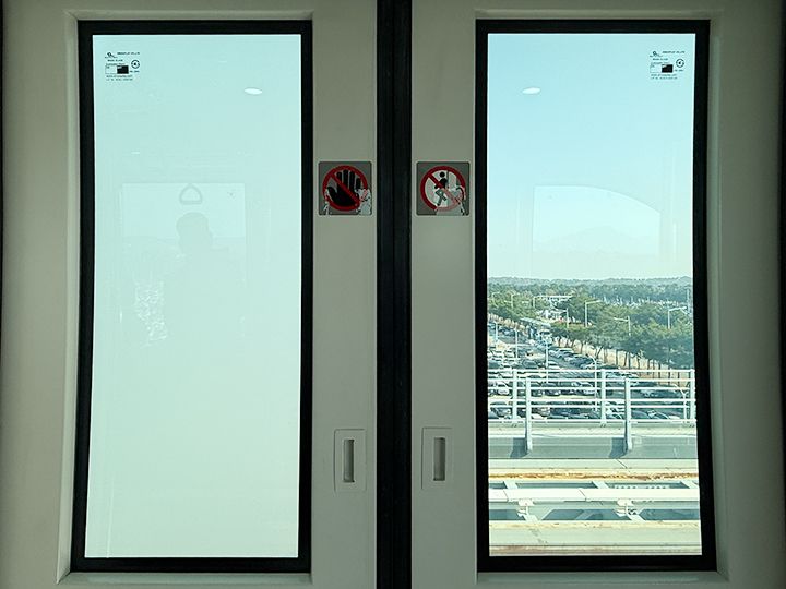 ホテル客室などを通過する際はプライバシー保護のため、窓ガラスが自動的に曇るようになっています。