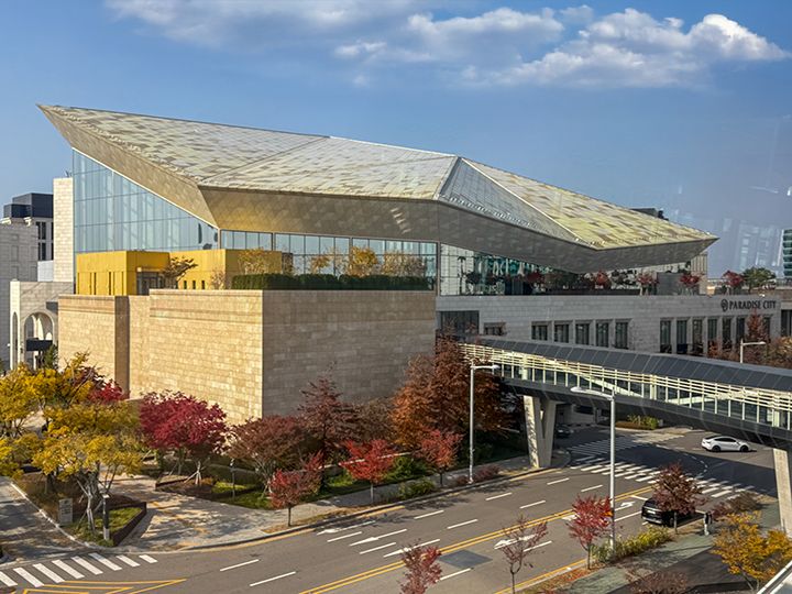 プラットホームから見えるパラダイスシティの建物