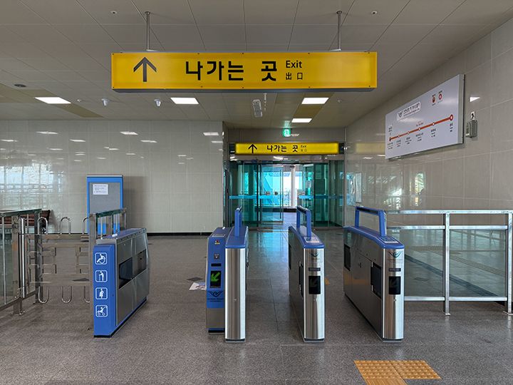 無料の改札を出て左へ