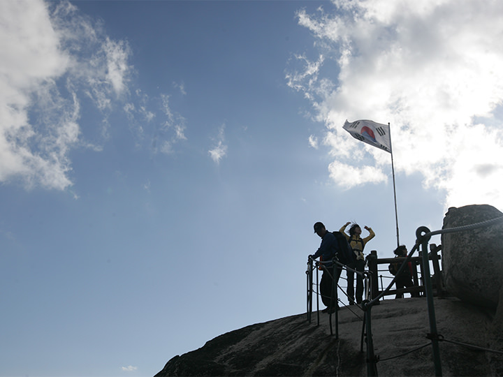 頂上には国旗と頂上石碑が