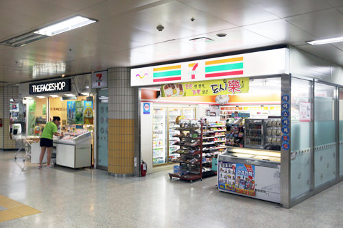 コンビニやコスメショップ、ファッションショップなどが多数