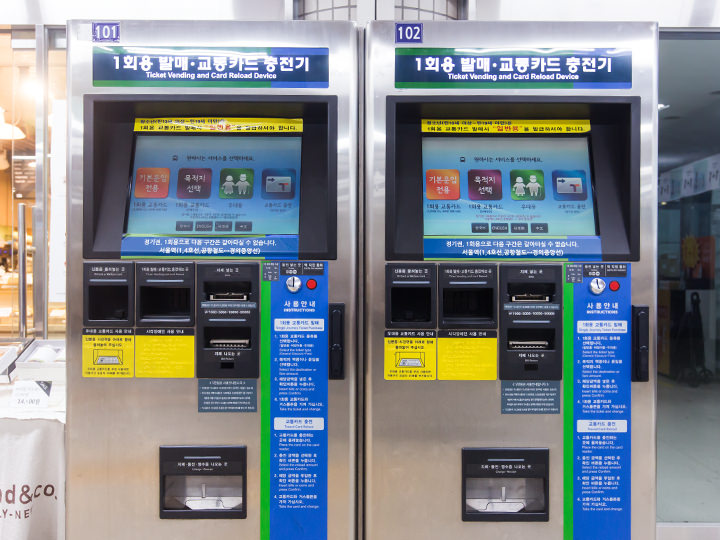 1.改札にある「1回用販売・
交通カードチャージ機」