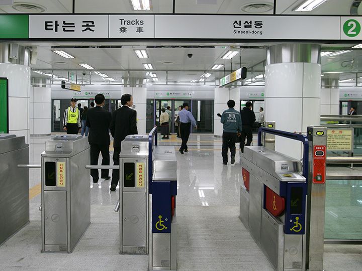 目的地の方向とあっているか確認のうえホームへ