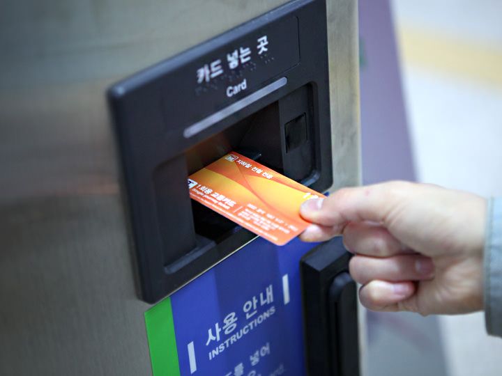 2.カード投入口に
「1回用交通カード」を入れる