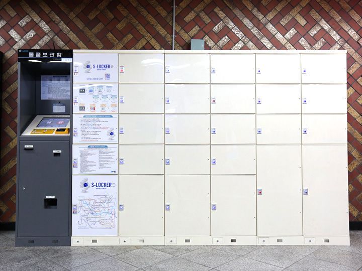 多くの駅でコインロッカーが設置されています