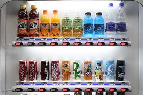 ホームには自動販売機や売店があることも