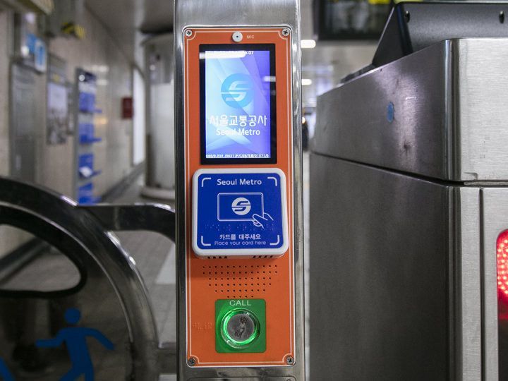 改札口横にあるゲートのボタンを押して