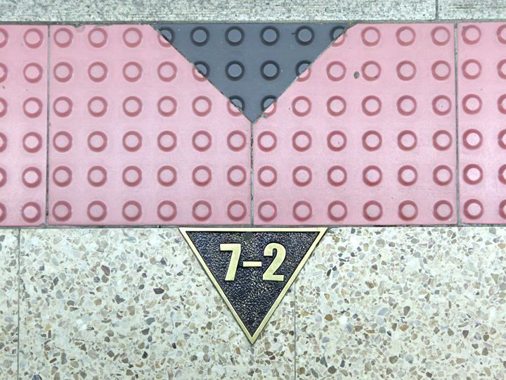 足元表示(車両番号)が手がかりに