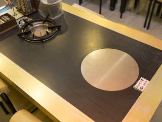 円形の鉄板は保温用ヒーターになっており冷めない工夫が