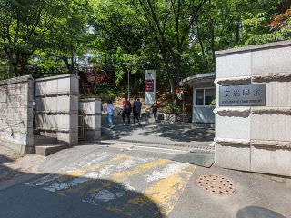 大学の裏門で「安岩学舎」と書いてある門を進みます
