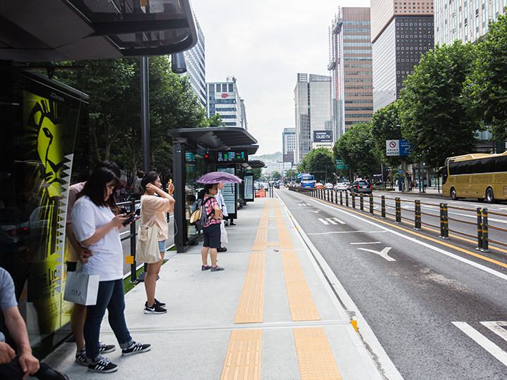 道路中央にある停留所