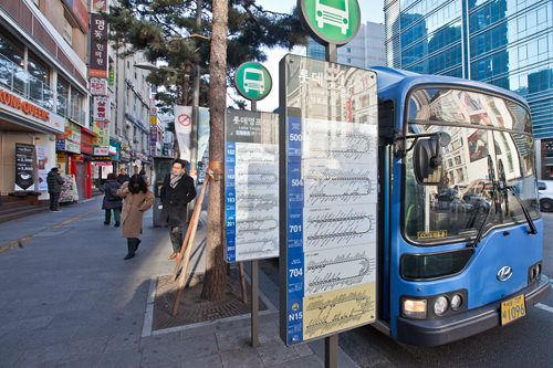 停留所には路線番号がずらり