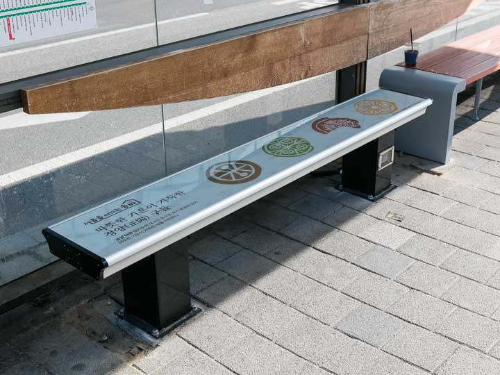 見た目は普通のベンチだが温熱ヒーター内蔵