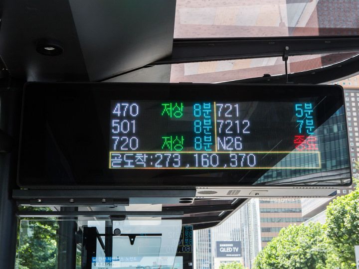 左列(白):停車するバス番号
右列(青):8분(8分)。バス到着までの時間
中央(緑):저상(ノンステップバス)
最下段:곧도착
もうすぐ到着するバスの番号
