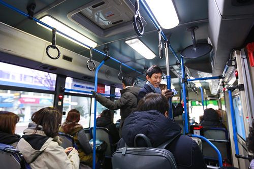 大きな荷物は少し気がひける
満員の車内