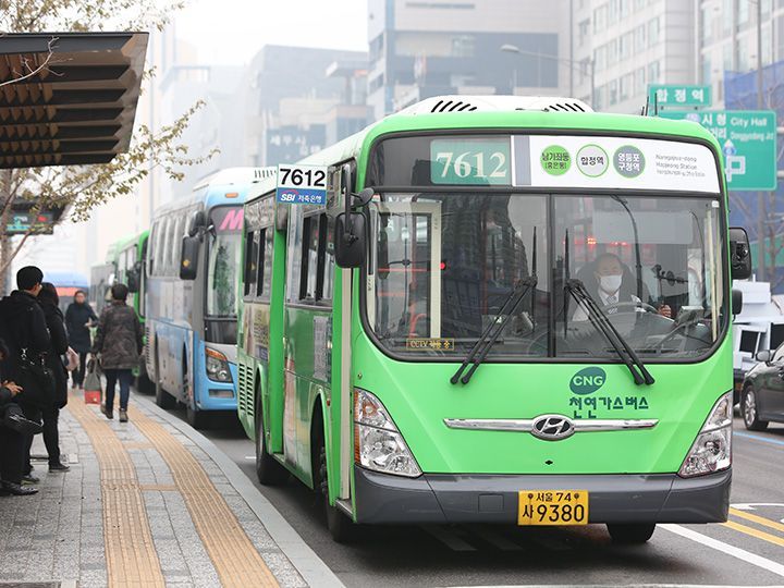 「여유(ヨユ、余裕)」と表示のバスに乗りましょう