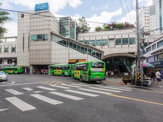 【行き方１】地下鉄１号線、京義中央線が乗り入れる「回基(フェギ)」駅１番出口