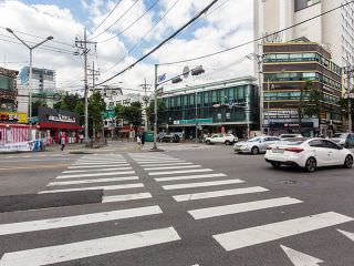 回基駅を進み、最初の大通り交差点を直進