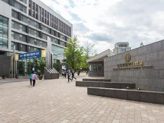 直進すると「韓国外国語大学」正門に到着
